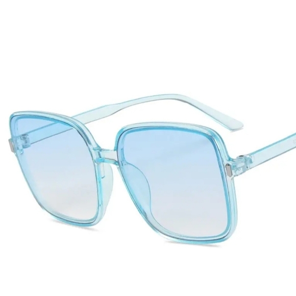 Accessories - HP🔥🔥Pretty blue oversized sunglasses new w tags original box